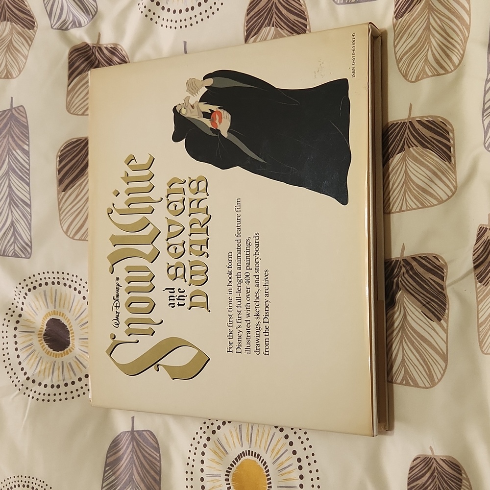 ***SALE 2 for $22*** Disney Snow White and the Seven Dwarfs Illustrated Cover - Picture 2 of 3